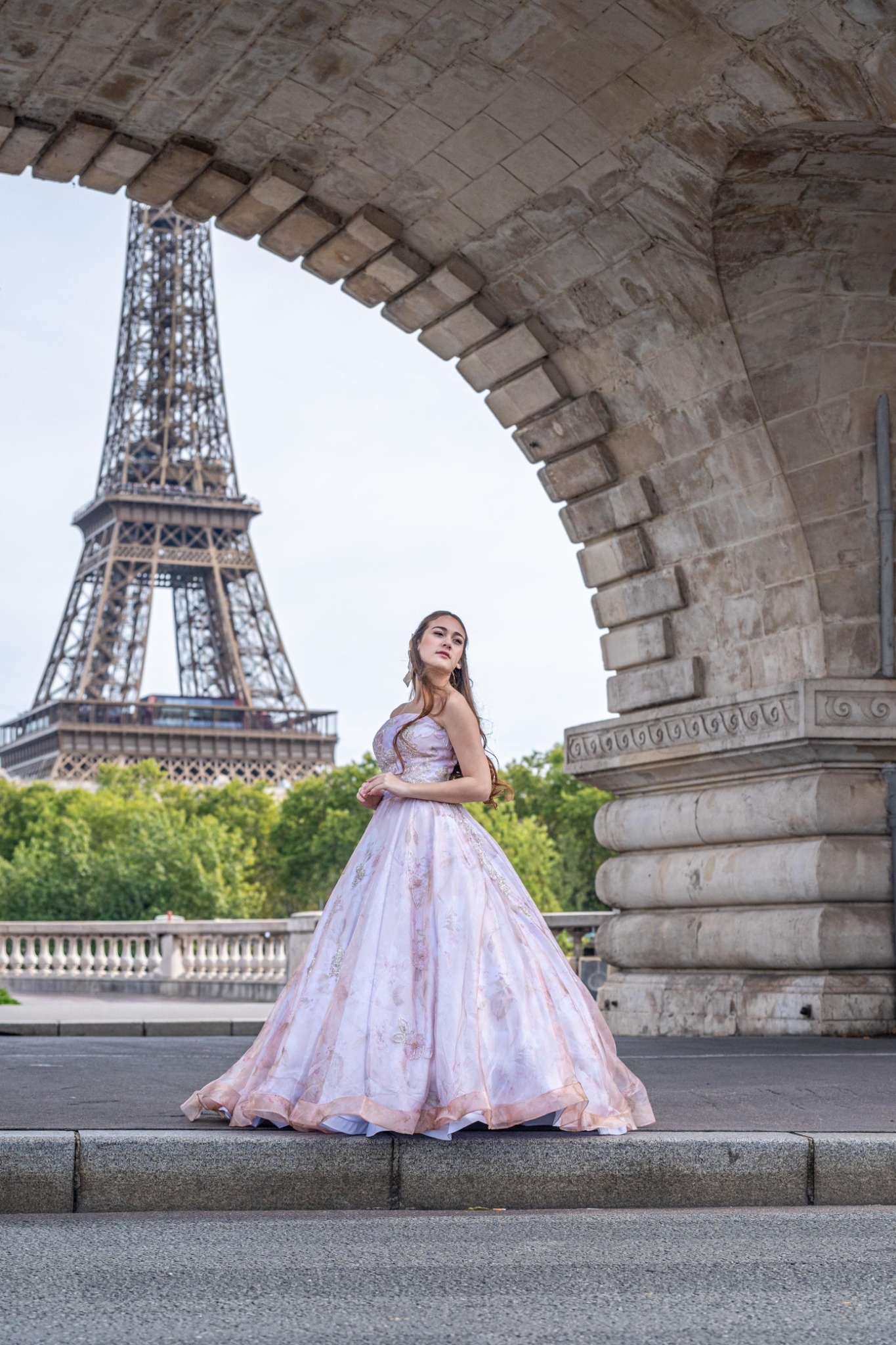 Alice em Paris, com a Torre Eiffel ao fundo